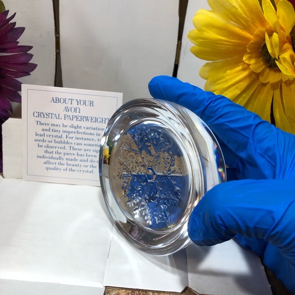 Vintage Avon Individually Made Crystal Snowflake Paperweight In Original Box - Picture 10 of 16